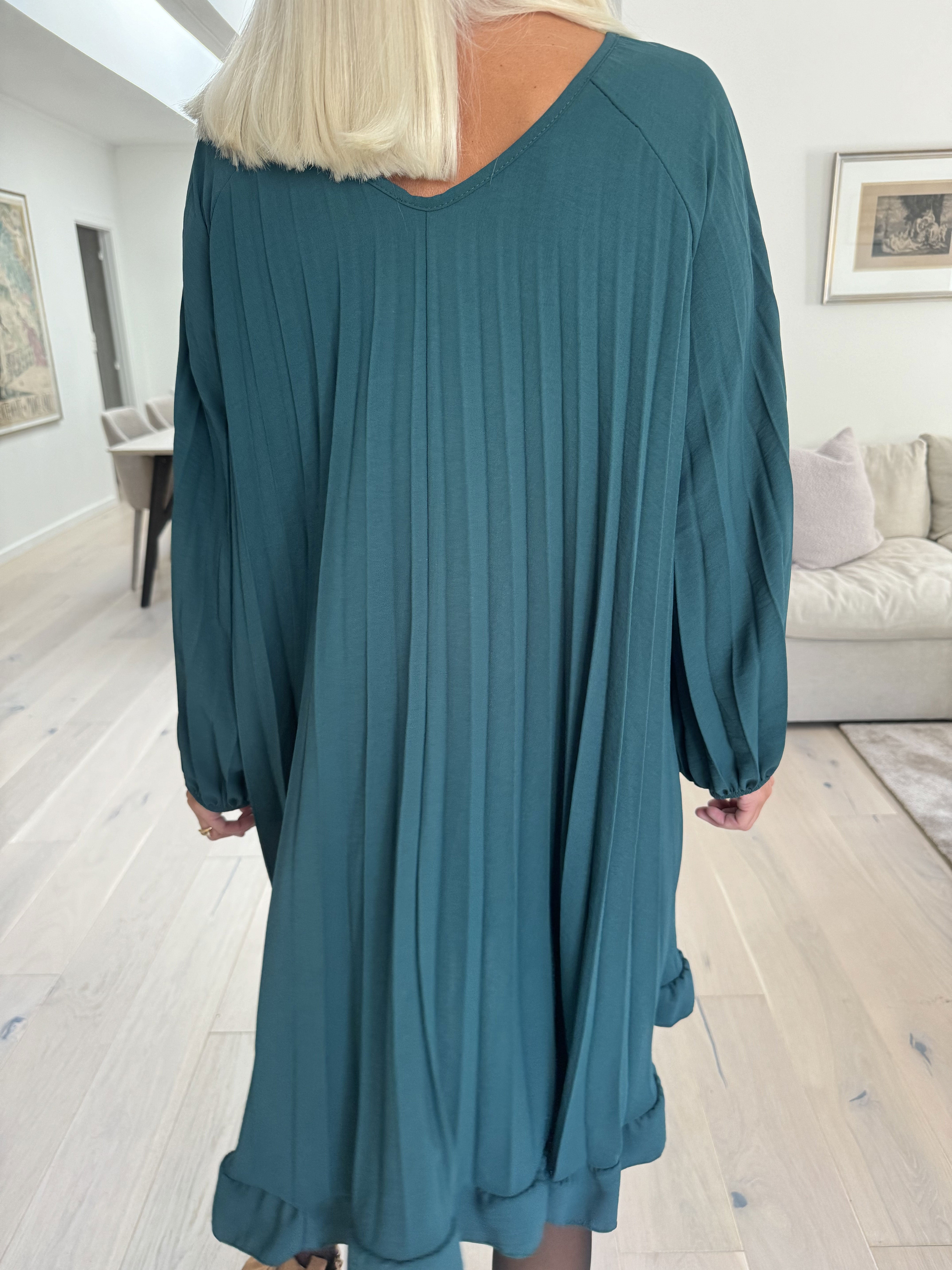 Santorini Dress - Söt långärmad klänning med veck